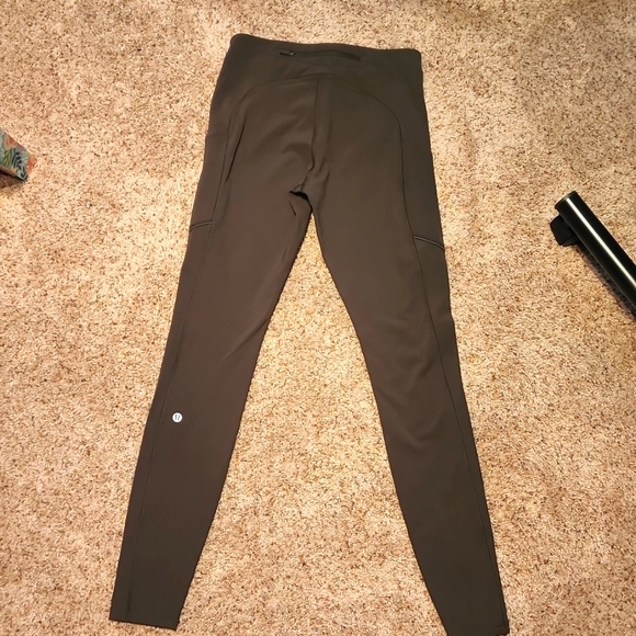 Like New! Lululemon Speed Up tight in size 6 - Picture 2 of 4